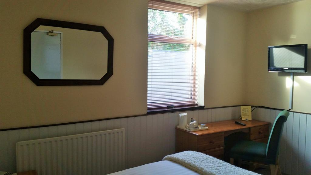 Halfway House Hotel Larne Room photo
