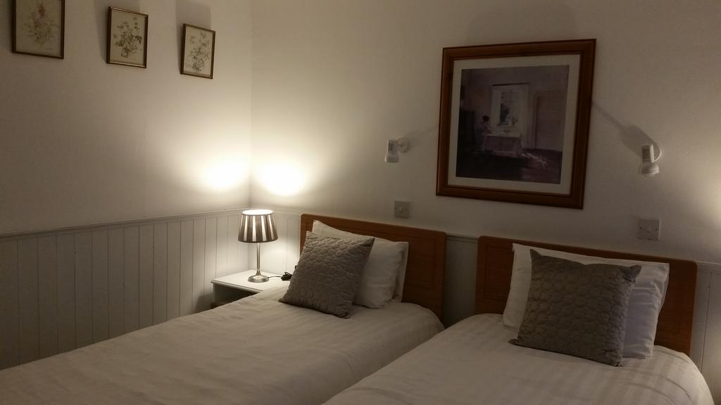 Halfway House Hotel Larne Room photo
