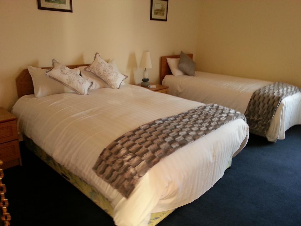 Halfway House Hotel Larne Room photo